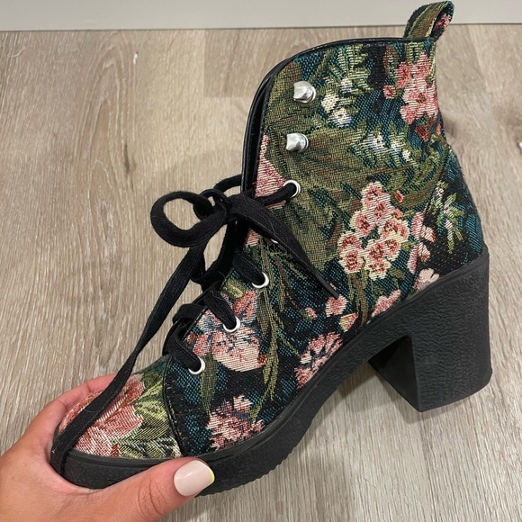 Steve Madden Abby Floral Lace-Up Black Ankle Boots - Picture 9 of 11